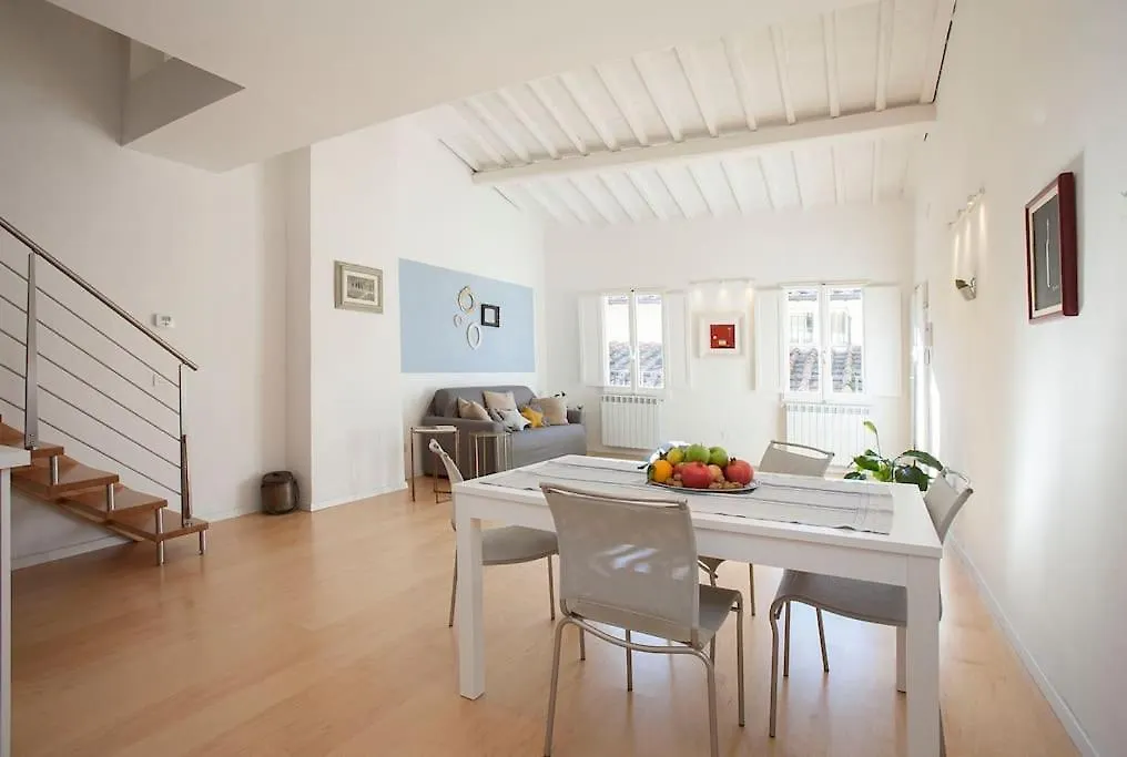 Florence Design Home: Uffizi-Ponte Vecchio Charm Apartment