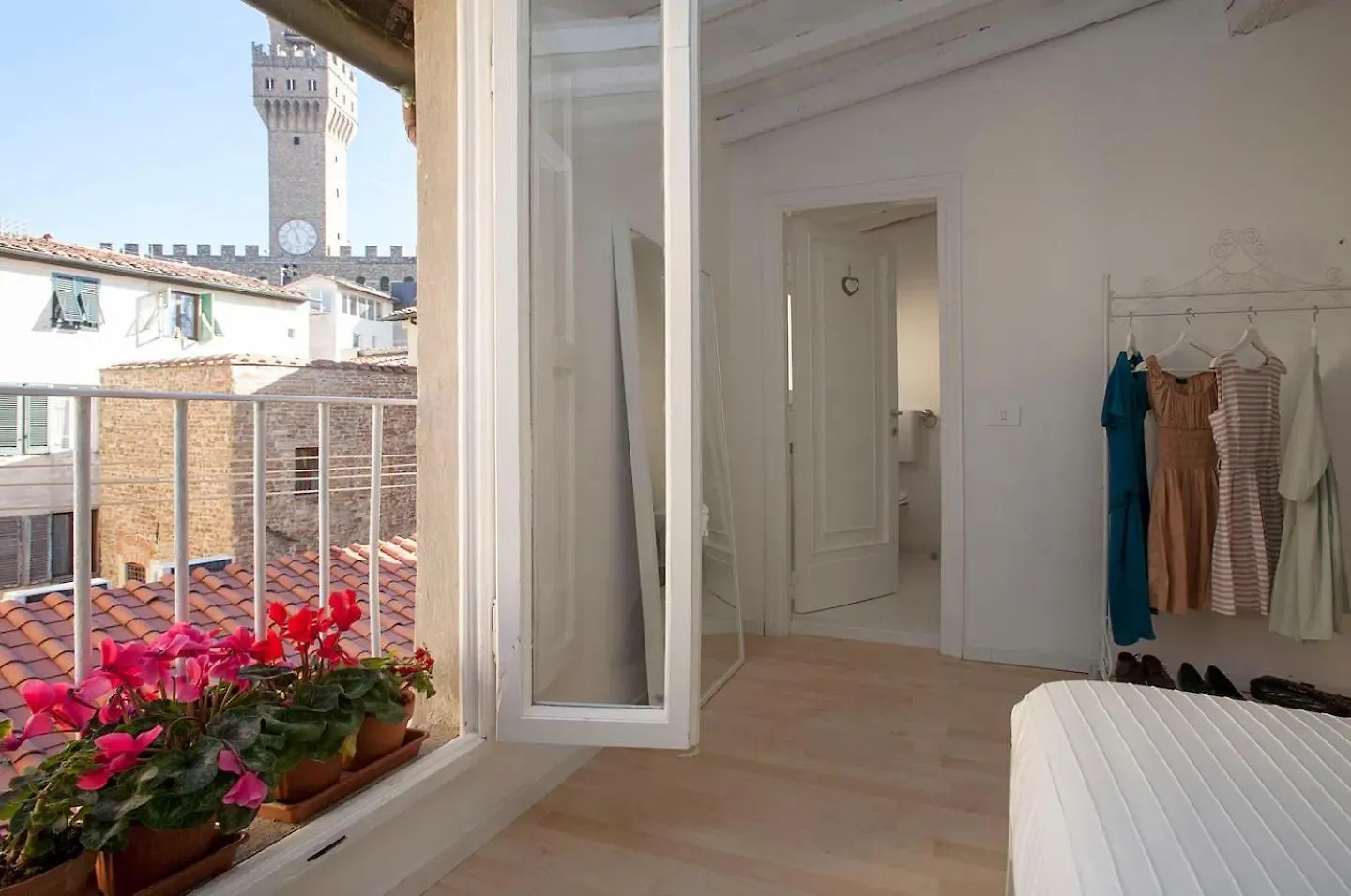 Florence Design Home: Uffizi-Ponte Vecchio Charm Apartment